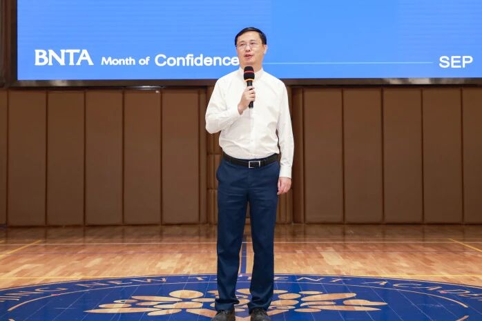 刘炜 照片