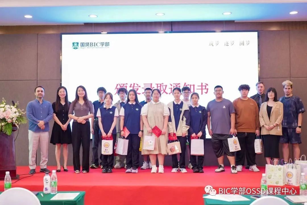 希望这场开学典礼成为各位同学和家长值得珍藏的独家记忆