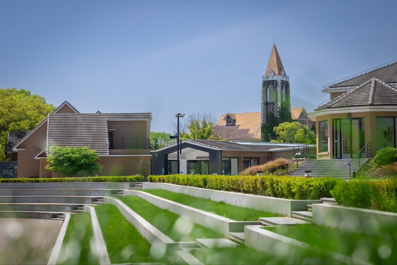 上海阿德科特学校2018年建校,坐落于环境清幽的松江佘山度假区
