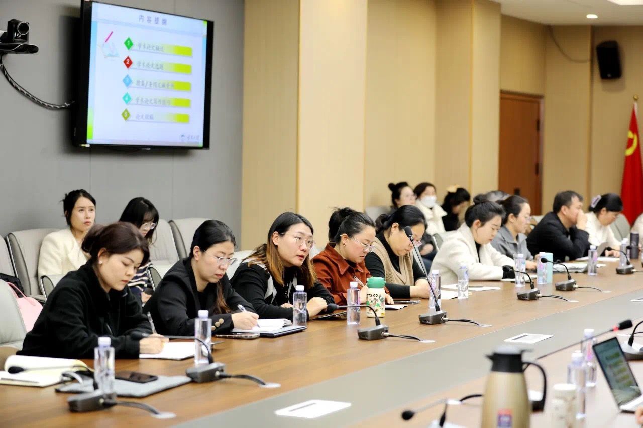开幕式后,用友新道数智商科事业部资深教育规划顾问专家魏永江