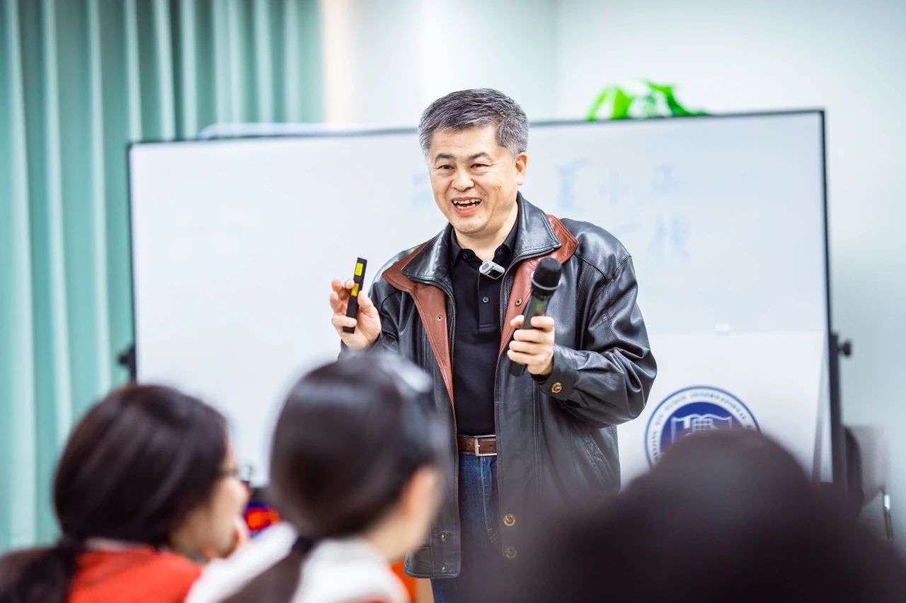 物候学不是实验室里的试管游戏， 教授的声音似乎带着森林的回响（图 2）