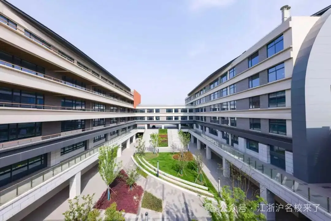 学校为不同学段的学生提供差异化的住宿安排：