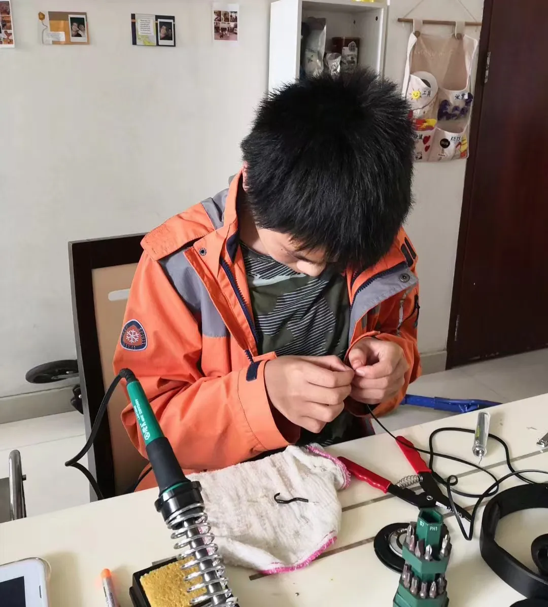 从被抱在怀里起,他就趴在地铁第一节车厢的窗户上,看司机驾驶地铁。