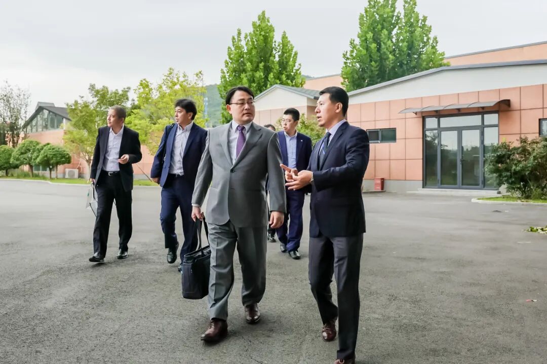在中日融合班教学主管朱立坤老师的陪同下,日方嘉宾参观了校园。