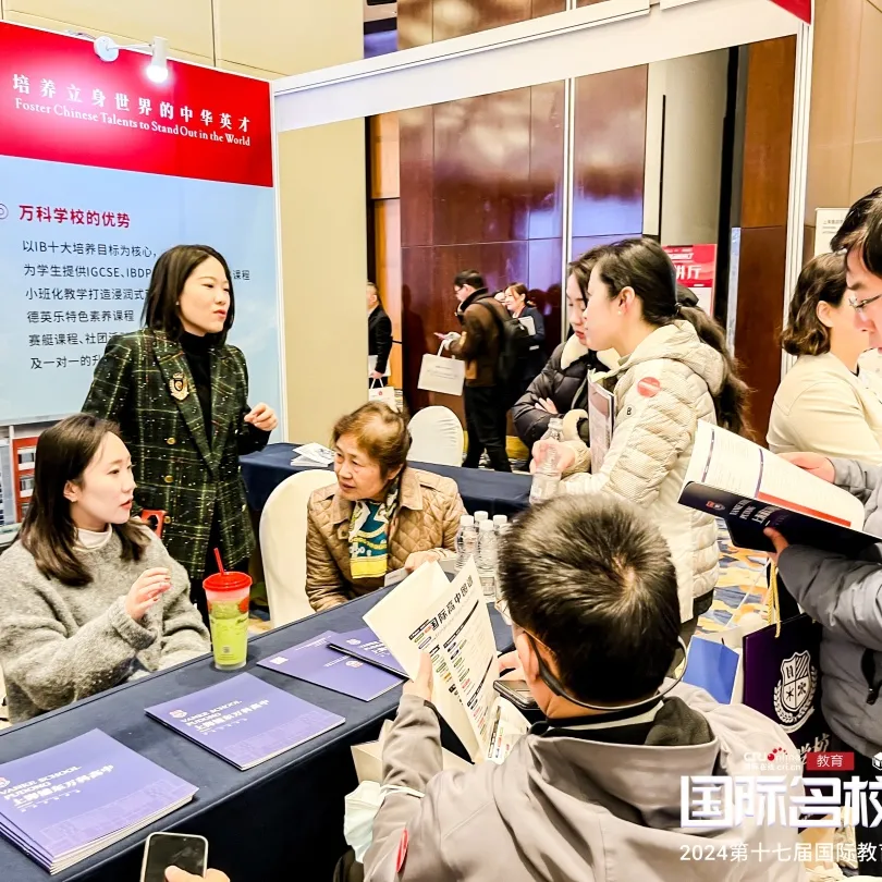 在新府学的校园里,无论教室内部、班级门口、楼梯、过道、橱窗(图 2)
