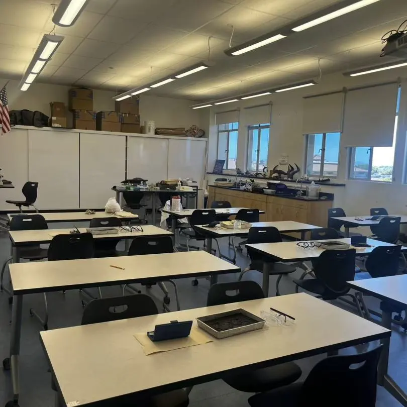 学术设施:学校占地21英亩,硬件设施齐全一流。(图 2)