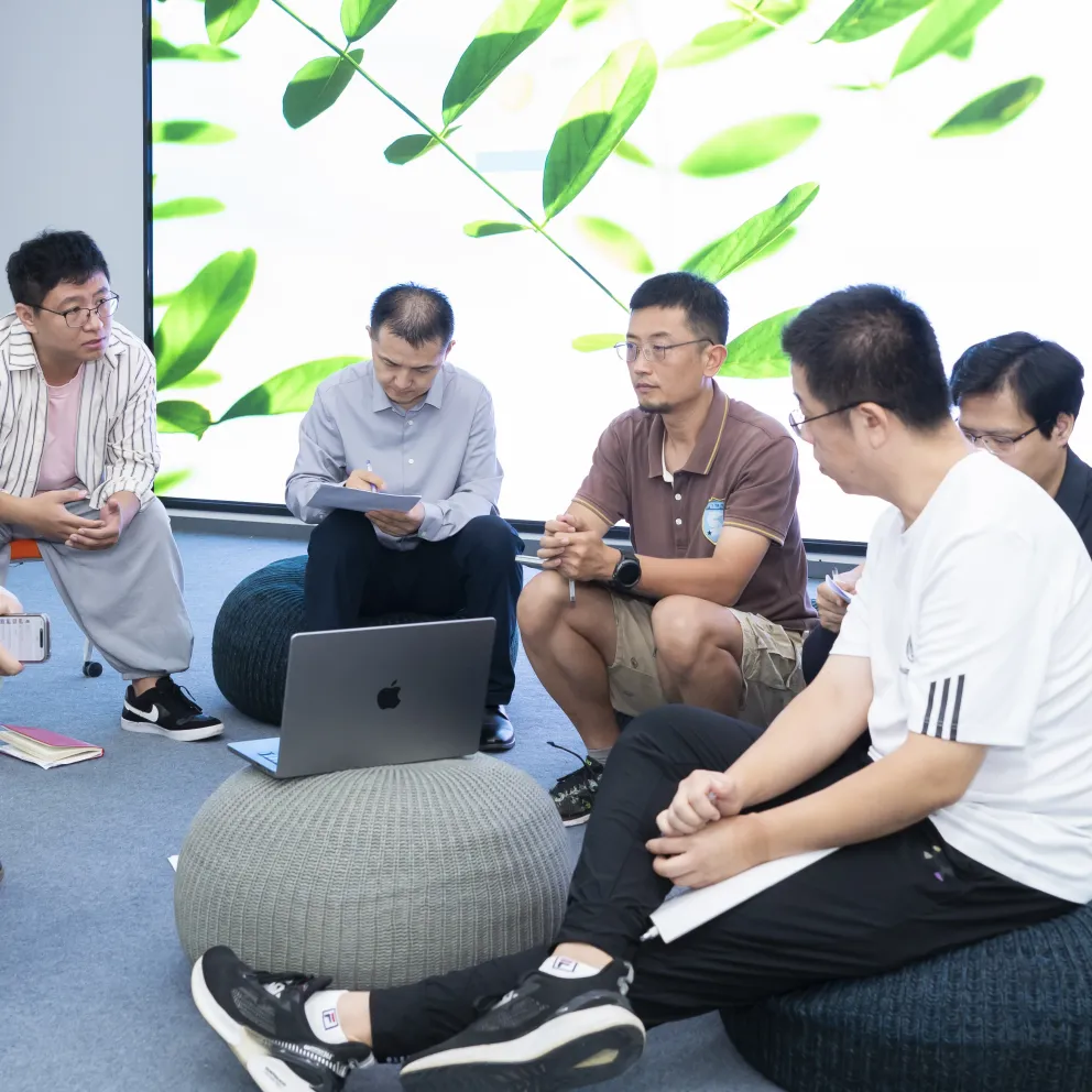 几位家长也在讨论中分享了他们的看法。