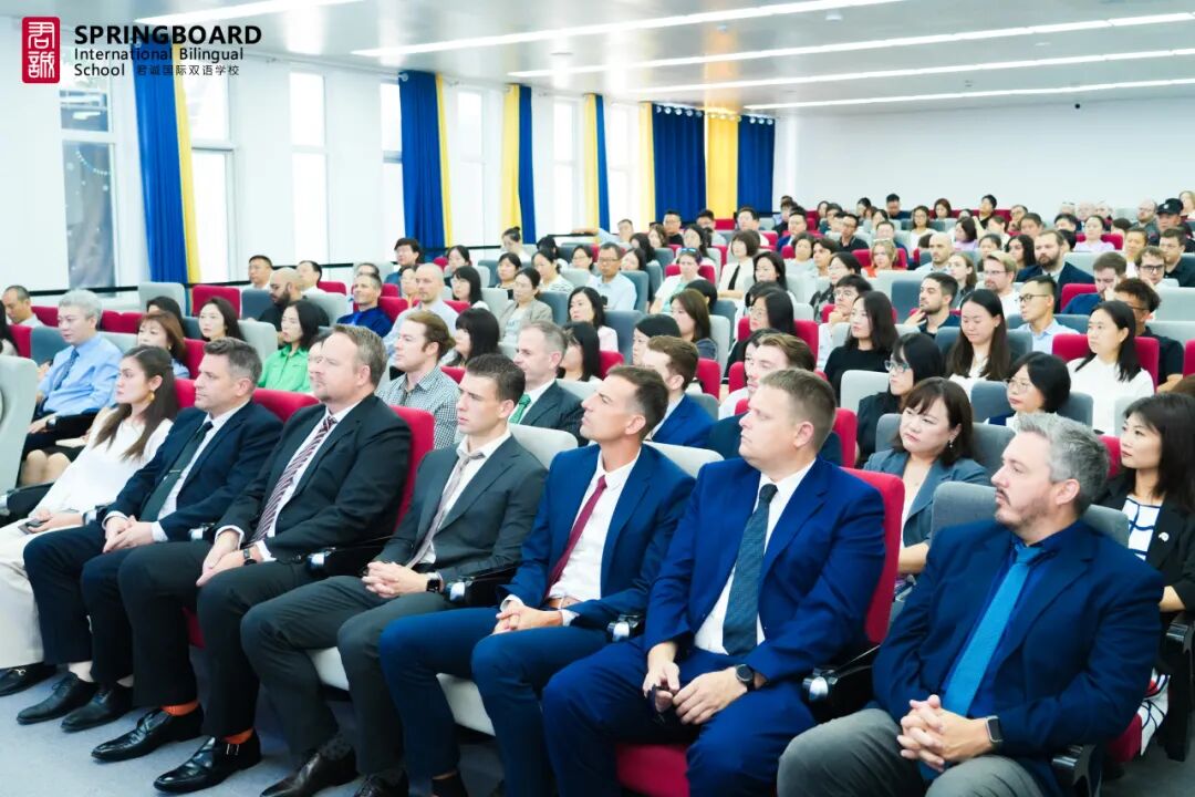谈起教育的情怀与责任，张校长动情地说道：