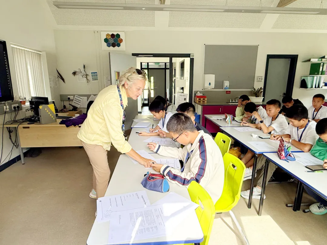 同学们在LVS牛津校区完成了总计20小时的定制英伦文化课程
