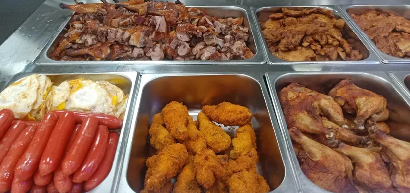 学校拥有一个可容纳三千学生的食堂,学校伙食整体评价不错。(图 4)