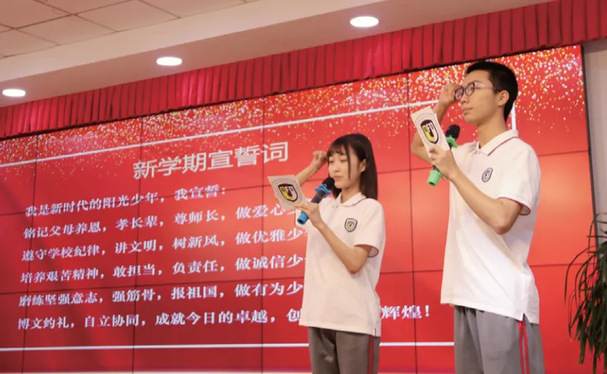 开设选择性必修课程与学科专项提升课程，针对学生优势学科