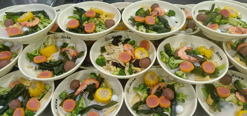 学校拥有一个可容纳三千学生的食堂,学校伙食整体评价不错。