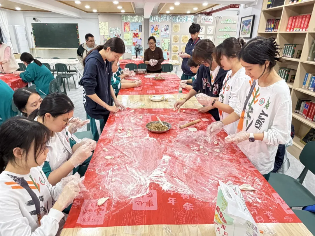 省实越秀国际课程中心的学子们围坐一堂(图 4)