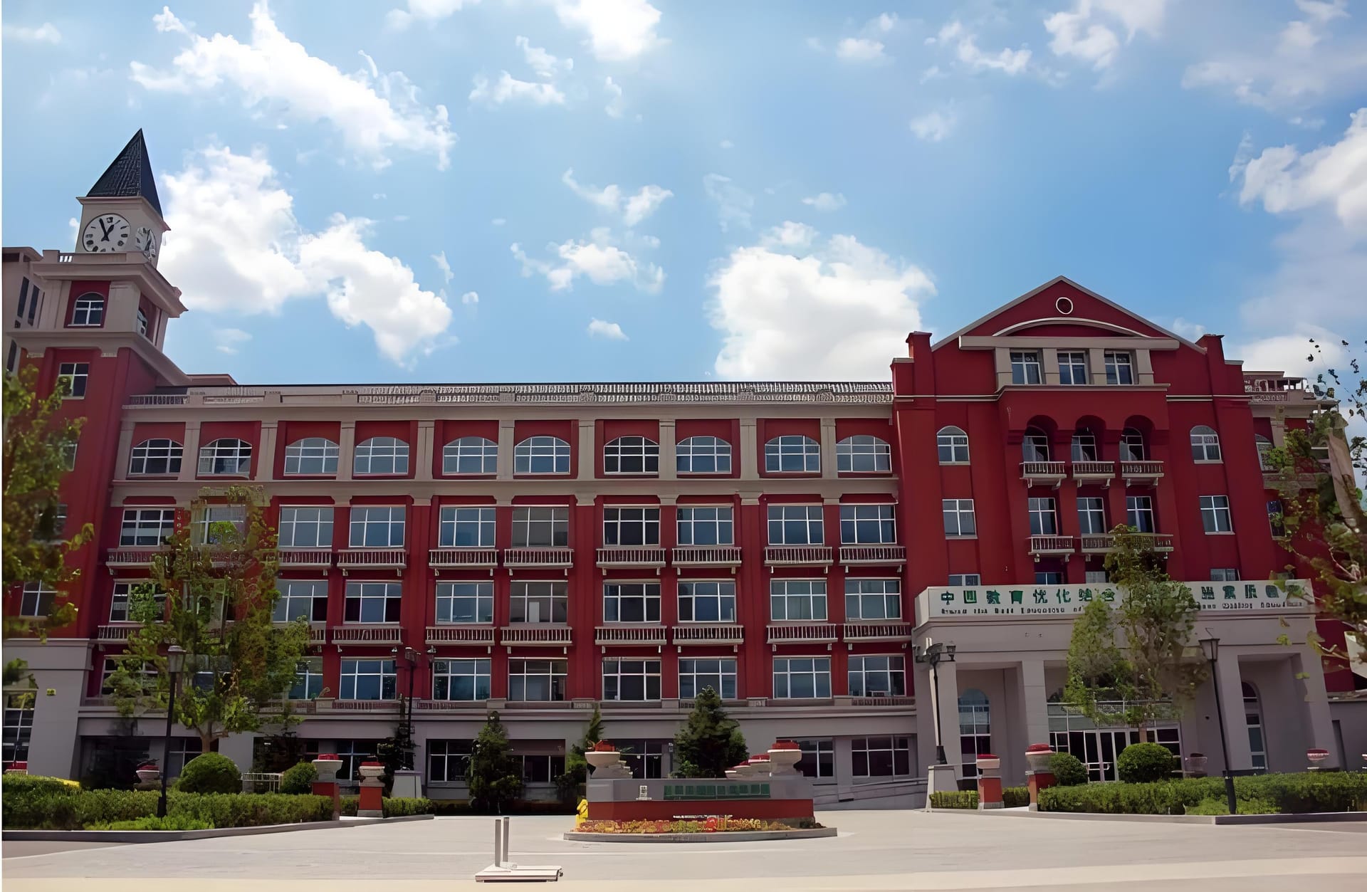 天津华苑枫叶国际学校学费多少钱一年？