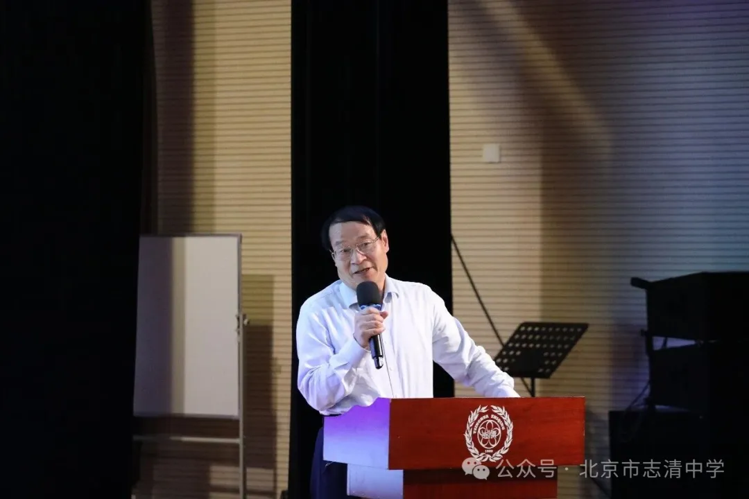 年级专题会议结束后，高一、高二年级各班同步召开班级家长会