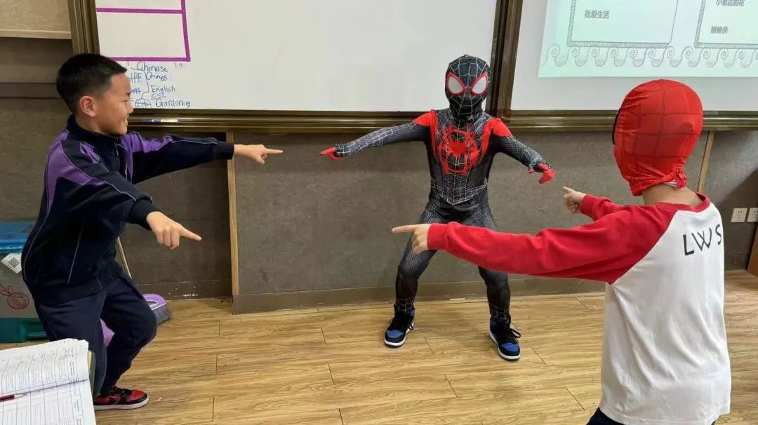 学生们也争相分享他们的读书感想。这不仅是一场读书的分享