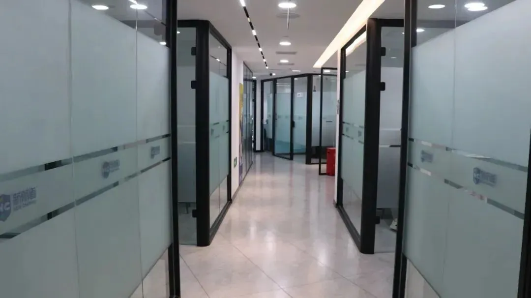 学校环境优美,教学设施配套齐全,开设了多功能学习区