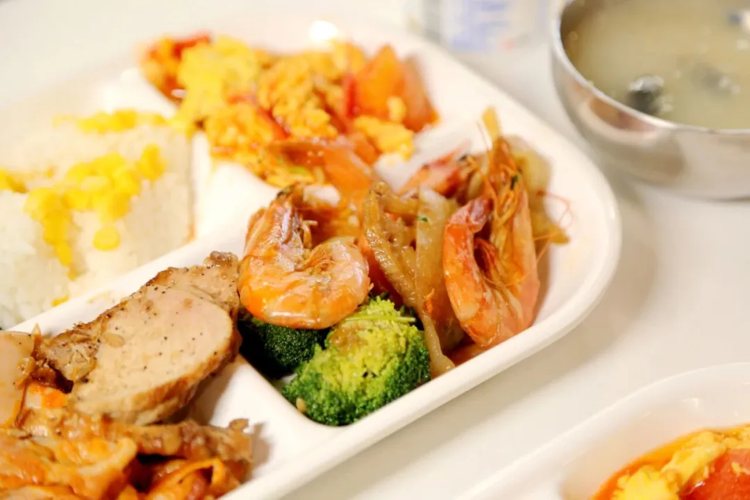 一盏温暖的灯,一份用心的晚加餐,慰藉住宿生们的思家之情