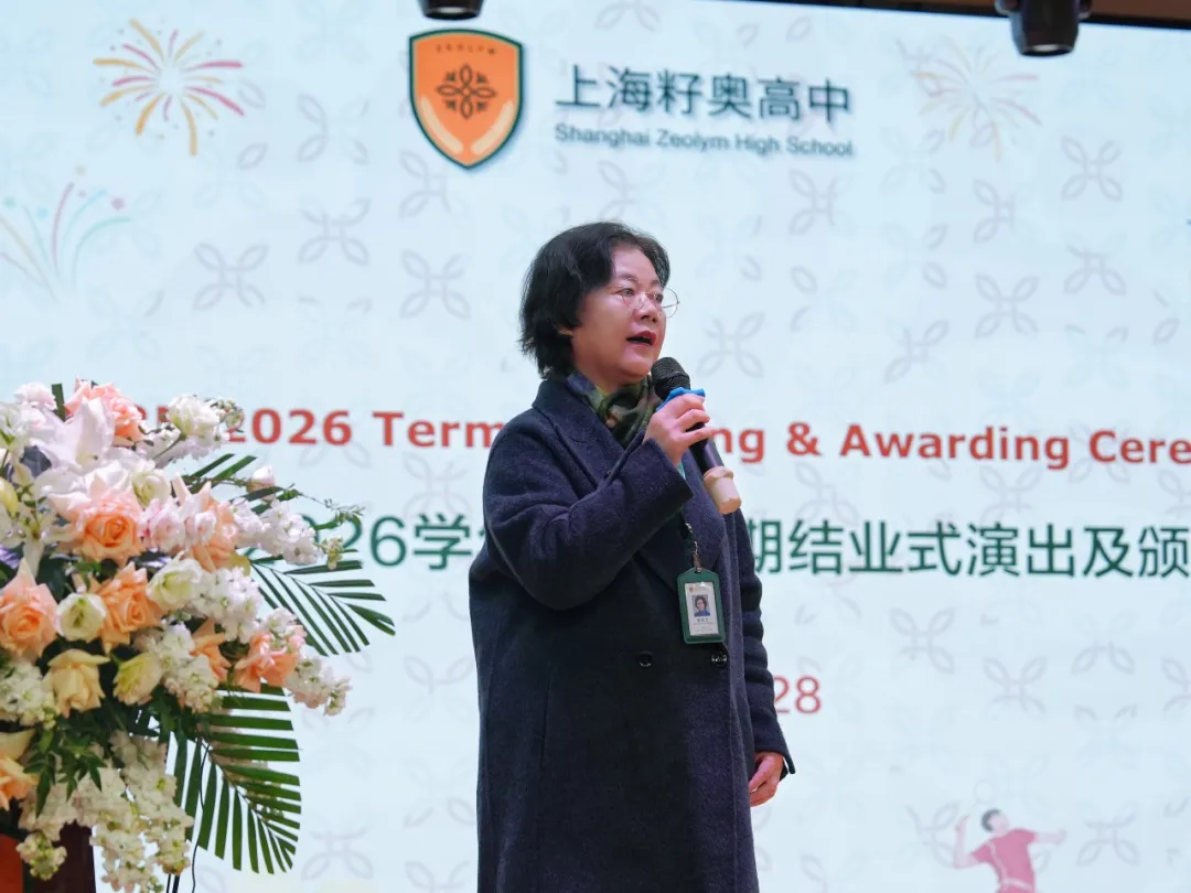 结业式开始，总校长程凤云博士登台致辞，字句恳切又饱含力量。