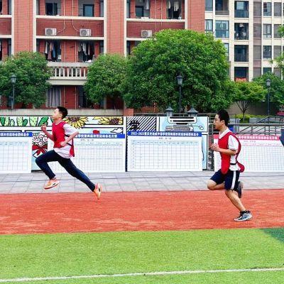 此外，学校还开展各班级小型赛事：乒乓球、羽毛球、篮球、板羽球