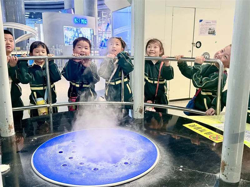 幼儿园长期打造 行走的课堂 系列实践活动,把博物馆、科技馆