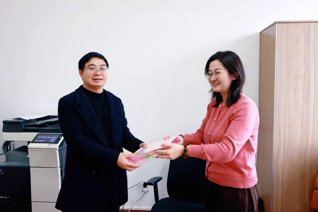女教职工们陆续步入校园，惊喜地发现这份专属的浪漫。（图 3）