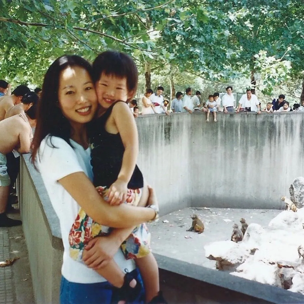 1994年2月8日,她诞生于中国香港,2岁随家人移民加拿大