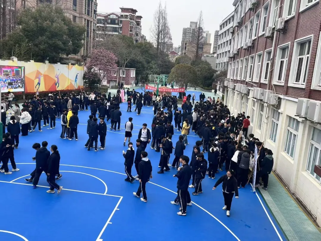 活动中,各班同学分工明确、协作默契: