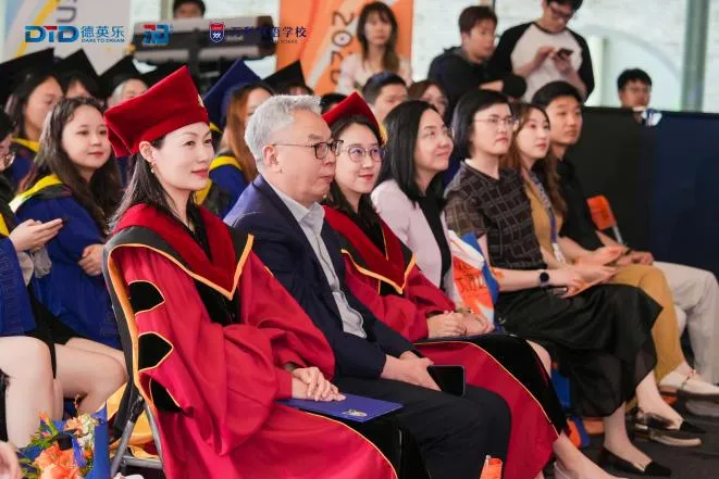 风起少年,光落远方!上海闵行区万科双语高中 2026 届毕业典礼圆满落幕,377 份名校录取见证青春荣光