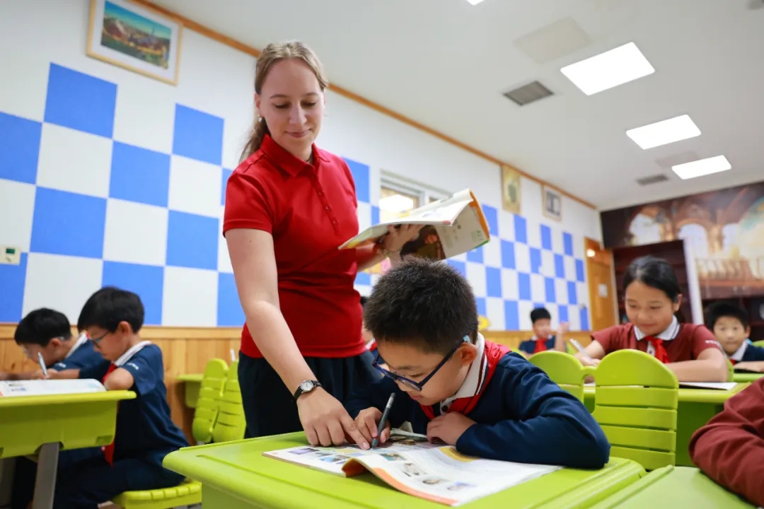 下面，让我们走近海淀外国语 金牌选手 的无人机世界。（图 2）