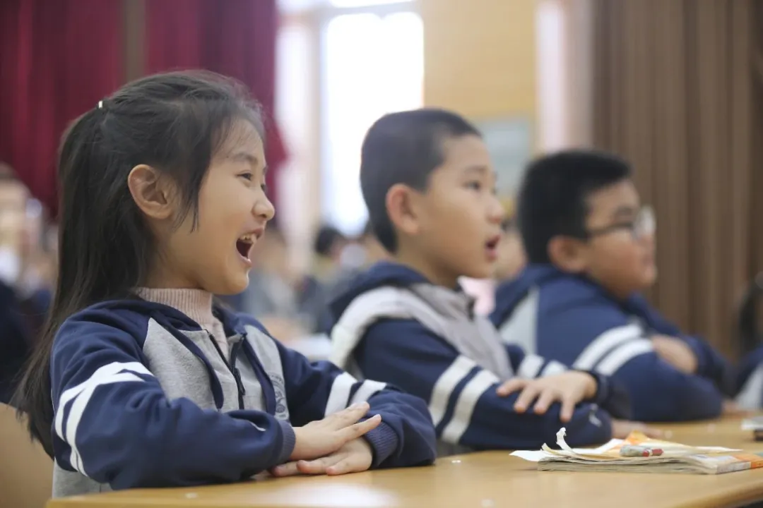 升入小学后，家长们最关心的就是孩子能不能得到足够的关注和培养。（图 2）