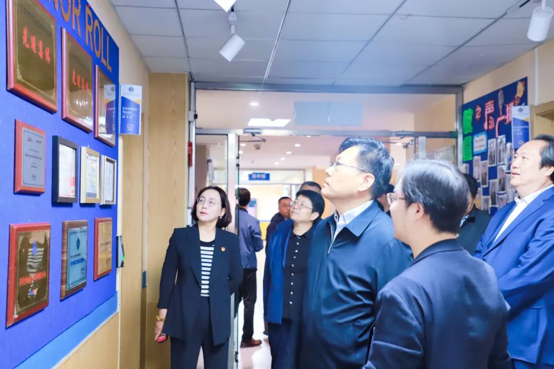 宋建明主任实地察看了学校多功能厅、气膜馆、操场、教学区等区域