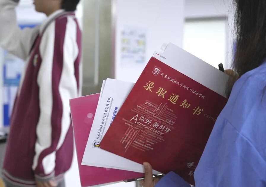 从校门处的主题打卡点到宿舍楼里的暖心布置
