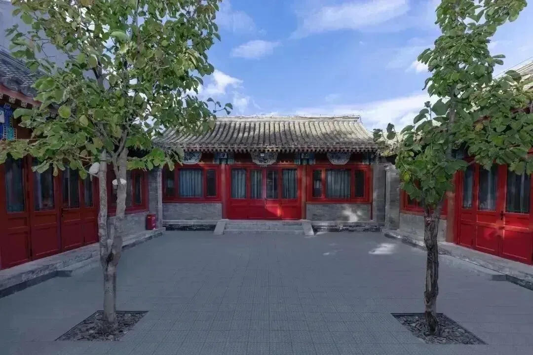 校园内保留着周氏兄弟故居；鲁迅书院亦是学校的图书馆；（图 2）