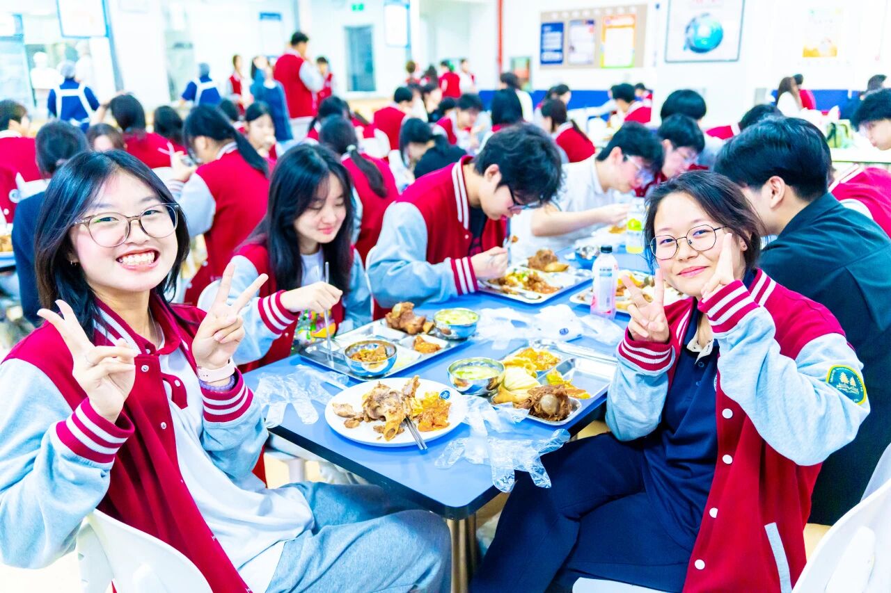 在新府学,食堂从来不只是一个吃饭的地方。