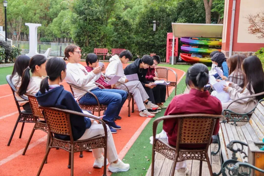 励滕教学班级约20人，教学过程中教师可以掌控每一个学生的学习状态