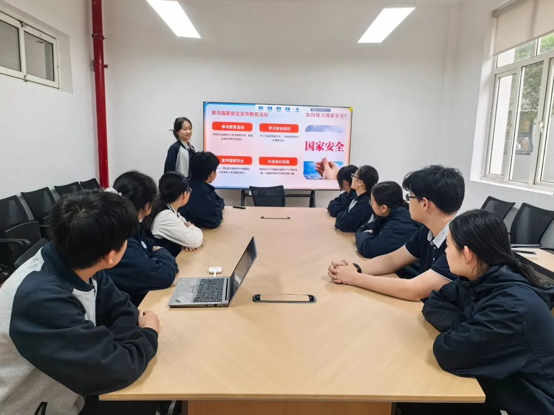 高一（3）班尹子文同学表示： 家是最小国，国是千万家。