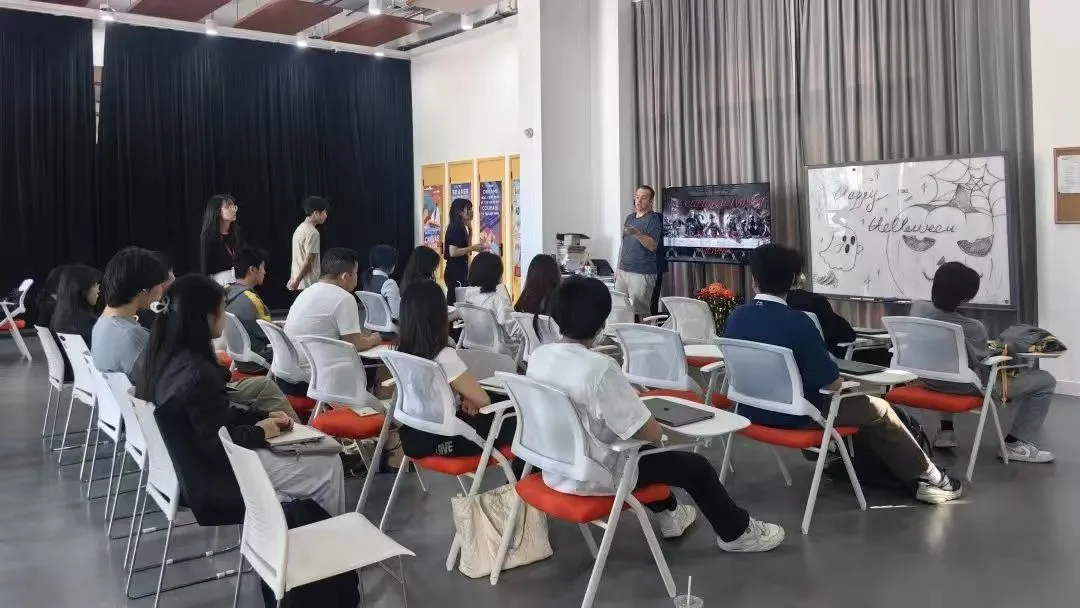 在教授学生专业知识的同时发展学生在继续深造学习过程中需要的各种技
