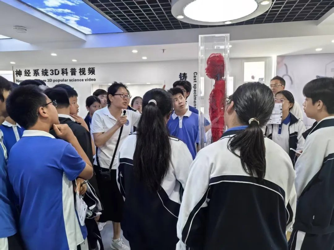 从能力层面来看，活动通过参观学习、观察思考、互动提问