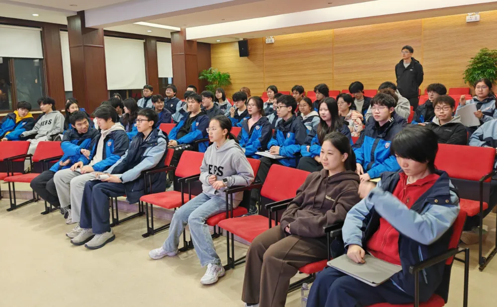 整堂课互动性强、探究氛围浓厚，NEBS 学生积极提问、深度参与