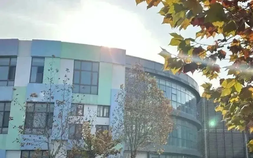 学校实行封闭式管理，学生每一周或两周回家一次