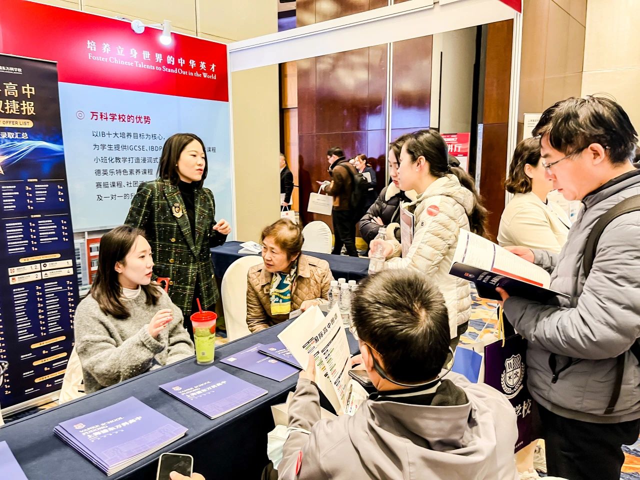 每个学校的特设展位前,都有招生老师亲自发放招生简章并介绍学校详情(图 2)
