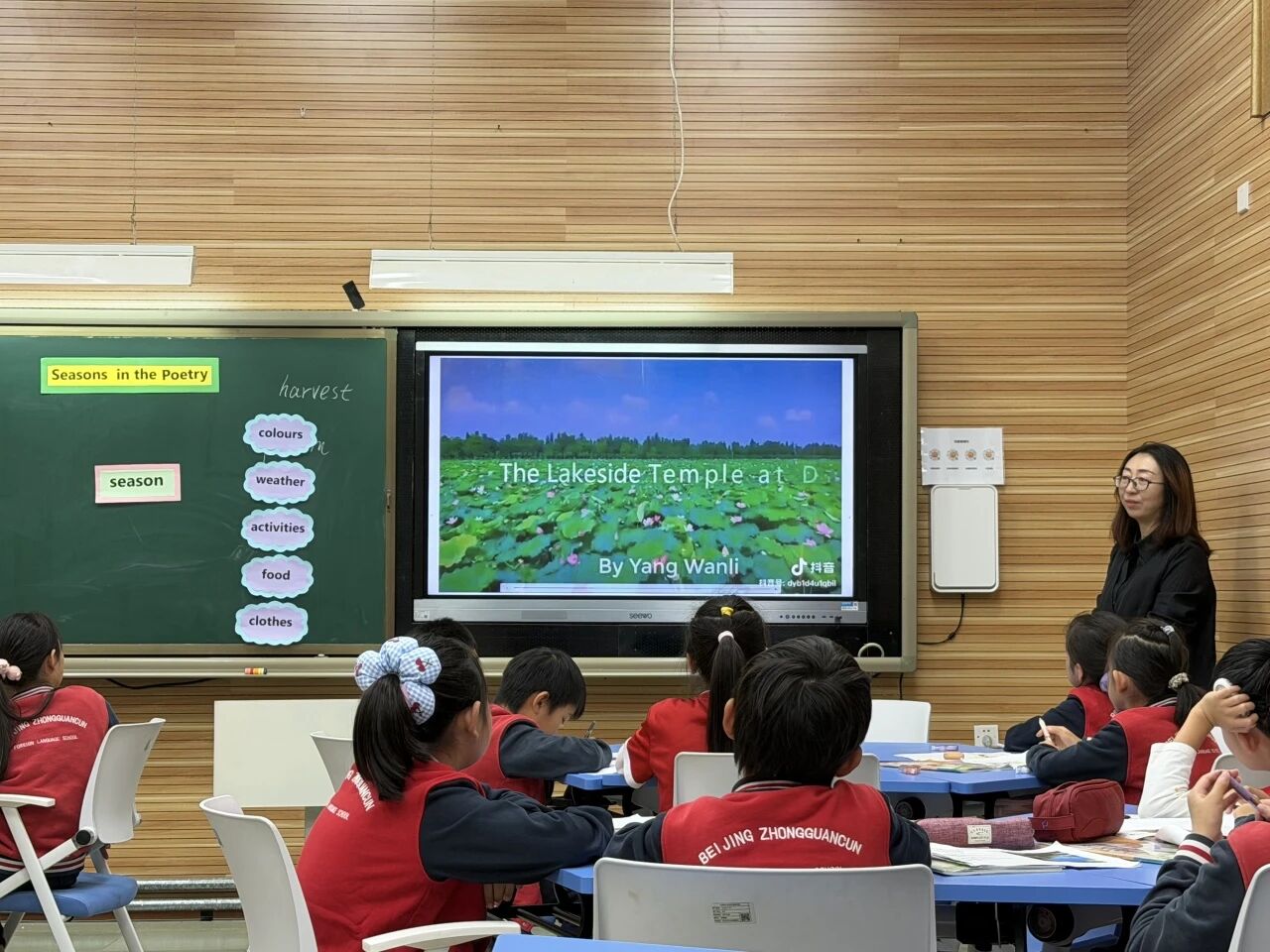 结合中文古诗与其英文翻译，引导学生体会语言转换中的美感与技巧