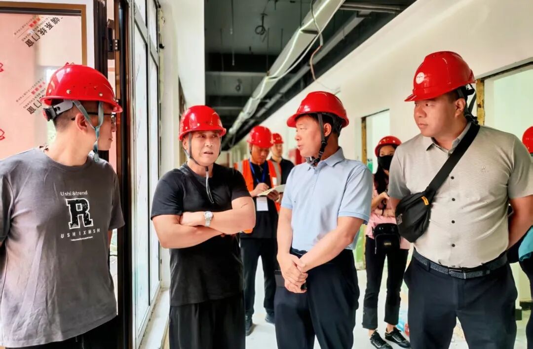 家长们近距离查看施工工艺流程、核心建材品牌、现场安全管控细节