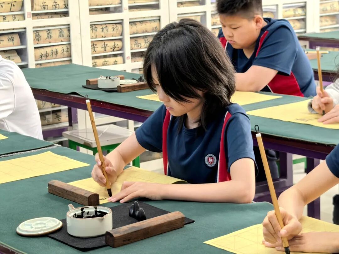 灵动的舞蹈课上，孩子们跟随音乐舒展身体，用动作表达情绪（图 2）