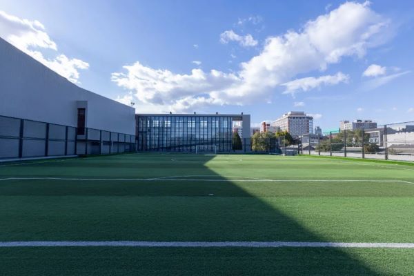 现代化的多功能体育馆，拥有运动场、篮球馆、羽毛球馆、游泳馆
