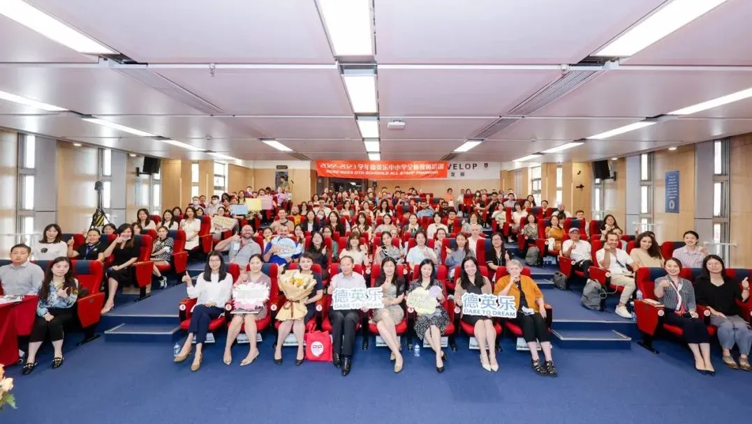 浦东万科高中注重学生的全面发展，不仅关注学术成绩