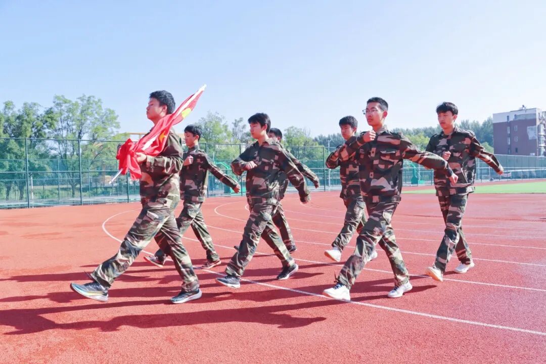 汇贤2025级高一军训结营:迷彩青春正飞扬,飒爽英姿启新程