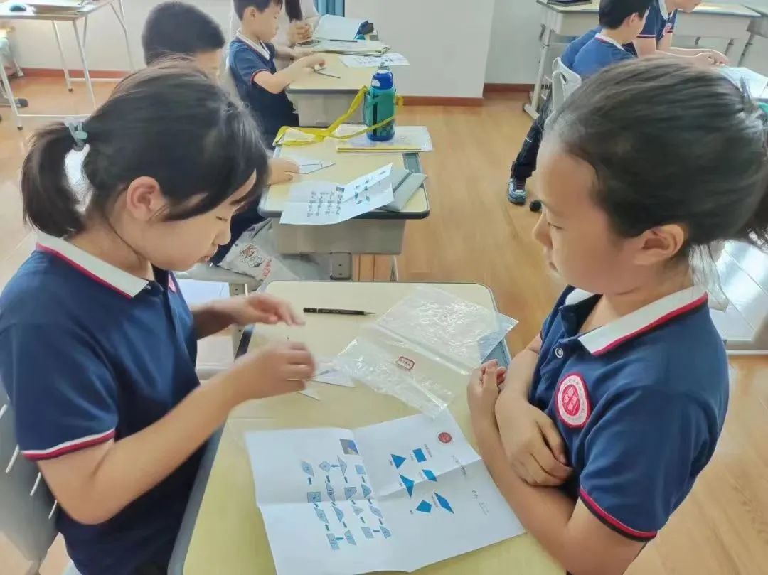 到了小学中高阶段出现了符号xyz、几何图形开始去建模
