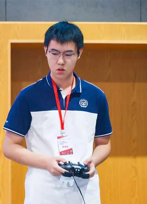 在学生讲堂上，黎天亮先介绍参与的FIRST竞赛体系